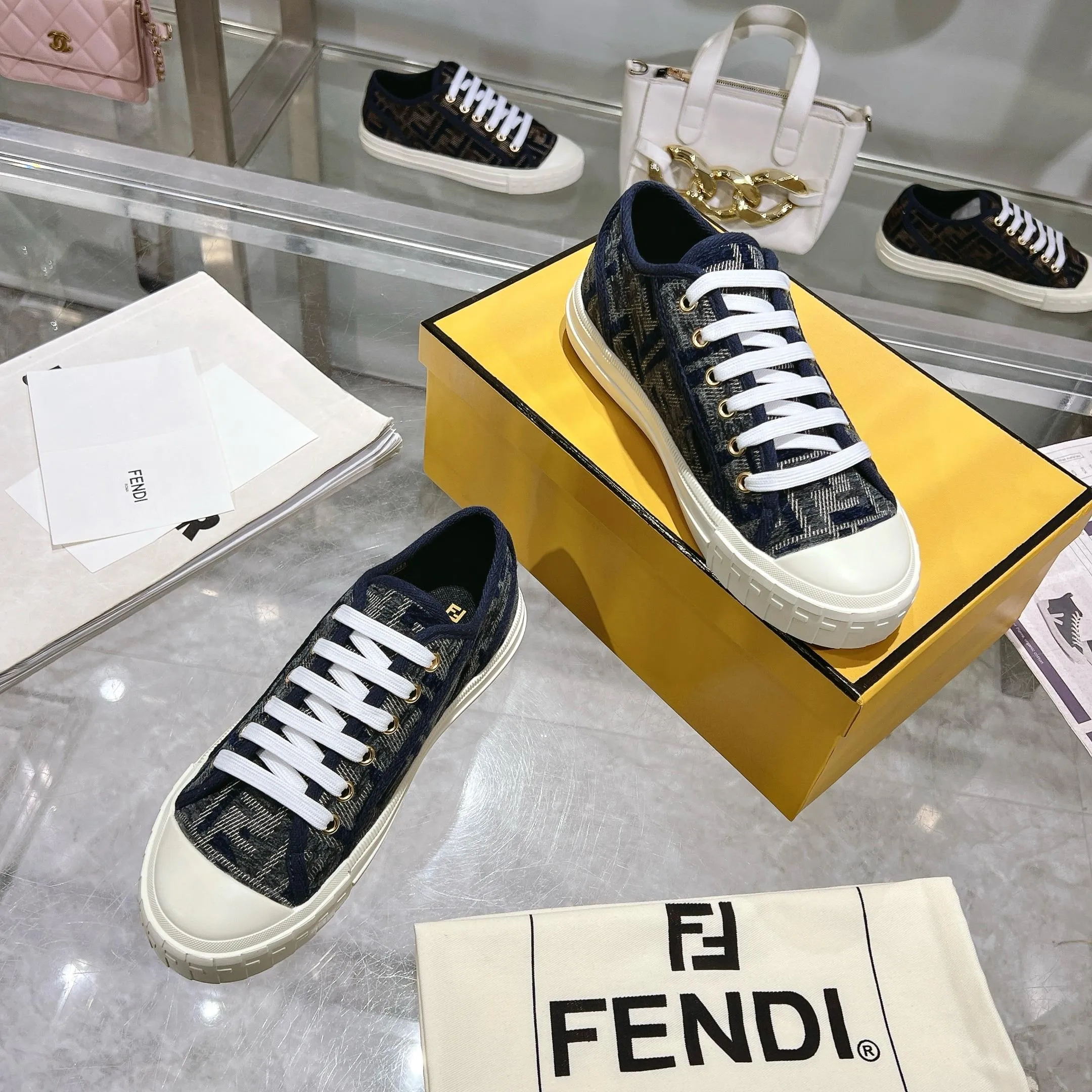 Couple style 💰460❤️Fendi Fendi's latest couple canvas shoes ❑ Fabric: Original customized imported jacquard canvas material ❑ Inner lining: Imported canvas material ❑ Sole: Original molded non-slip TPU outsole ❑ Bottom thickness: 2.5cm ❑ Size: Women's 35-40/Men's 39-45